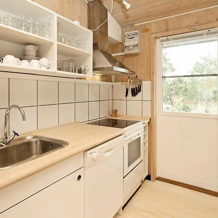 8 Person In Albaek-by Traum *