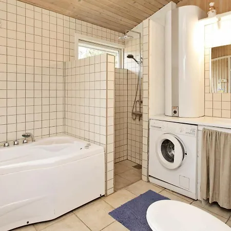 Four-bedroom In 1 Ålbæk