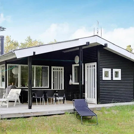 Four-bedroom In 1 Holiday home *