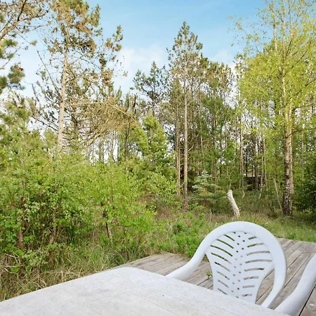 8 Person In Albaek-by Traum